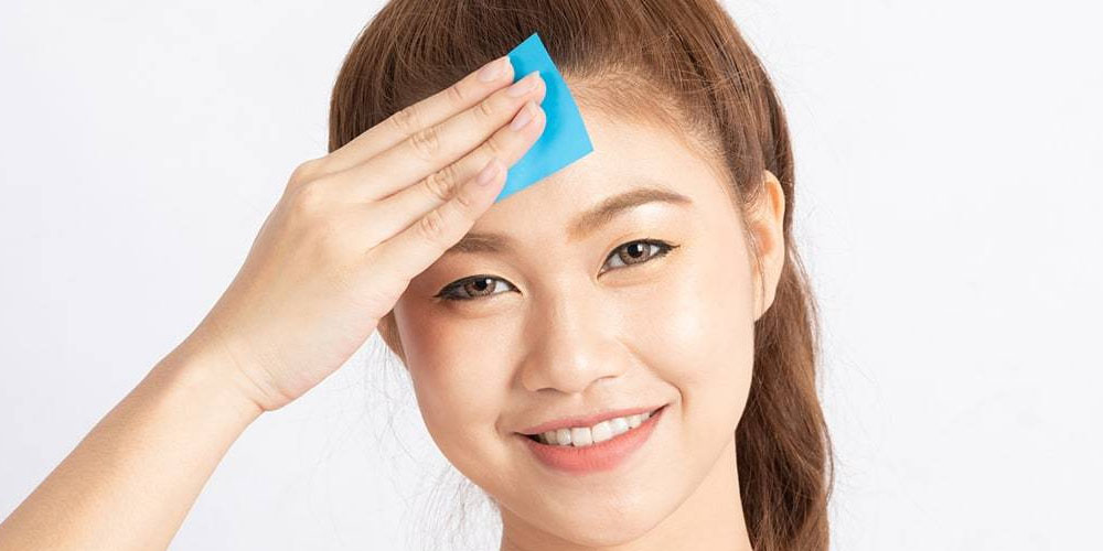 Facial oil-blotting paper Vs. face powder; which is better?